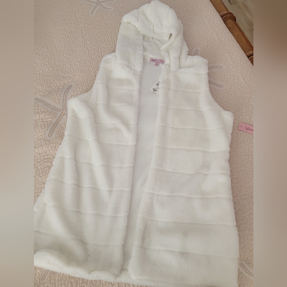 Crave Fame Women's White Faux Fur Vest